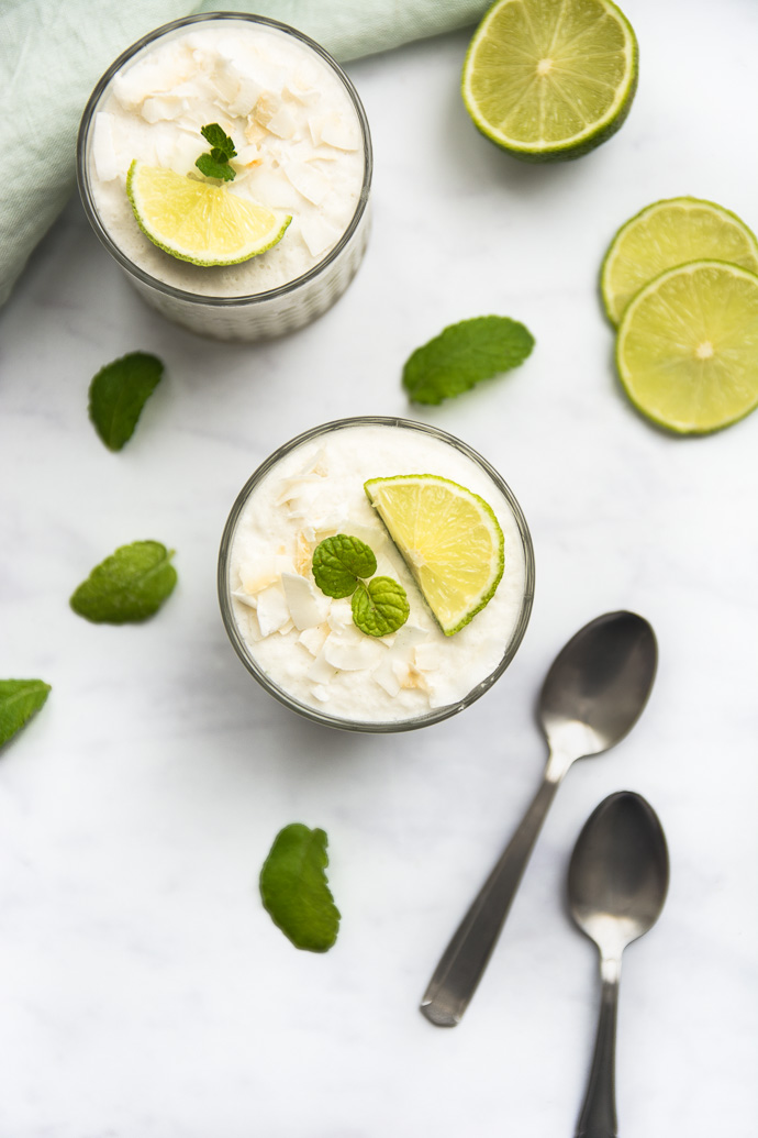 Mousse au citron vert sur plan marbre et feuilles de menthe