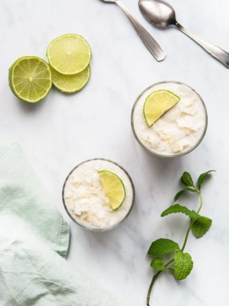 Desserts au citron vert et lait de coco, dans une cuisine