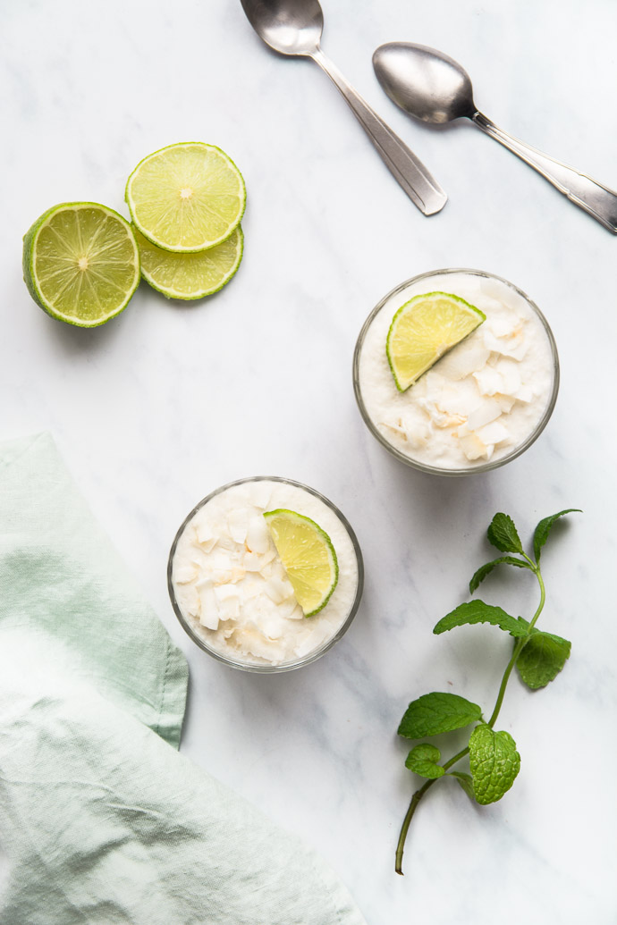 Desserts au citron vert et lait de coco, dans une cuisine