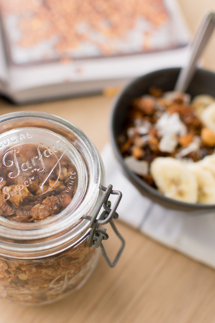 Un bol de granola maison pour chaque saison : recette au miel, mangue séchée, noix et noix de coco