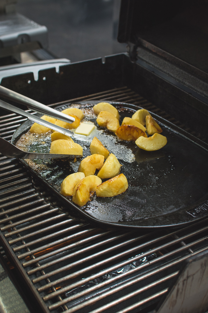 Recette de brioche perdue à la plancha, accompagnée de pommes caramélisées