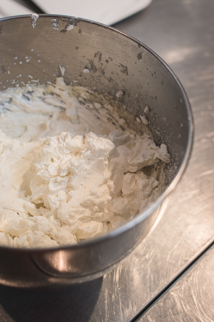 Que faire avec un bol de crème fouettée et une brioche perdue au barbecue ? 