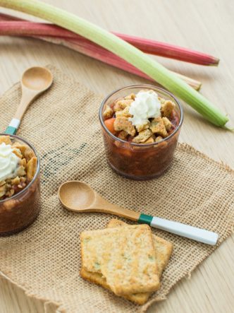 Recette d'une compote de rhubarbe et framboise, accompagné de son crumble à l'Angélique