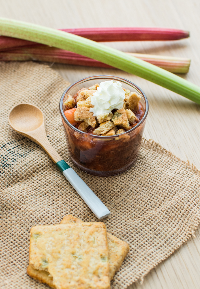 Compotée de rhubarbe et framboise, accompagné de son crumble à l'Angélique