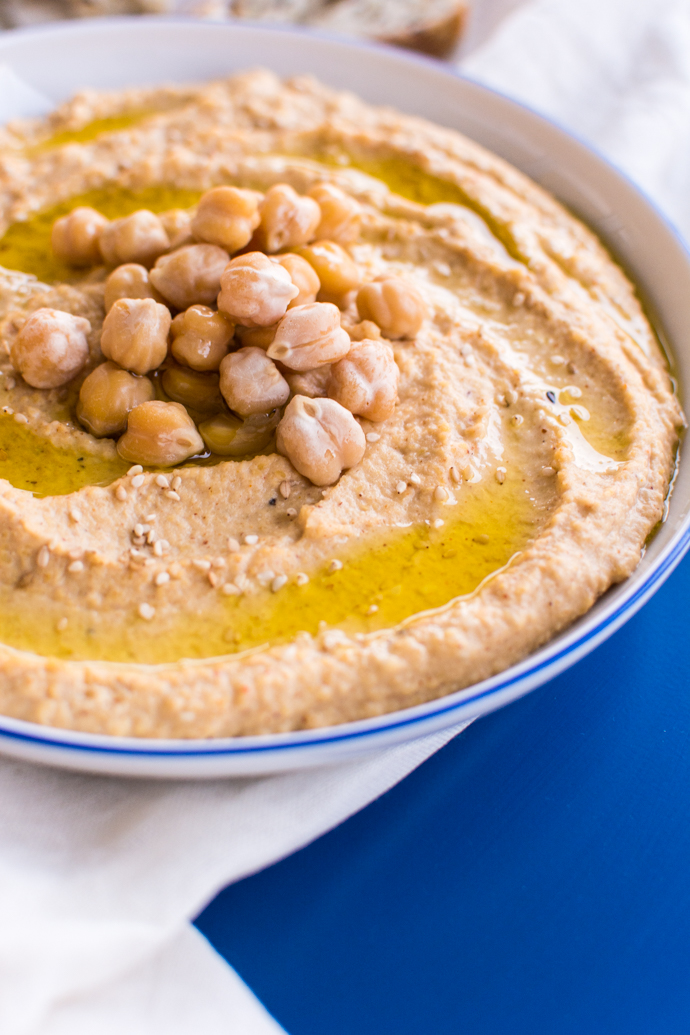 Trempez votre morceau de pain dans ce délicieux houmous à l'apéritif