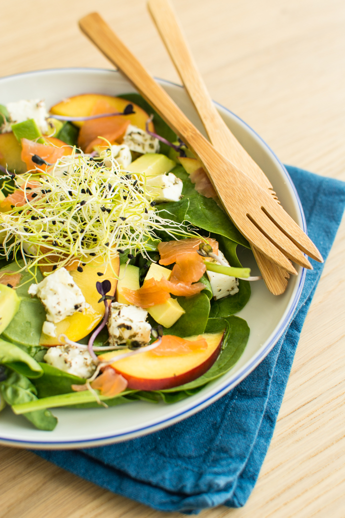 Salade de nactarine, jeunes pousses, alfalafa, épinards et saumon