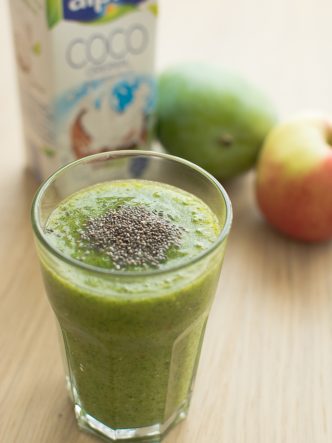 Smoothie vert à la mangue, lait de coco et kale