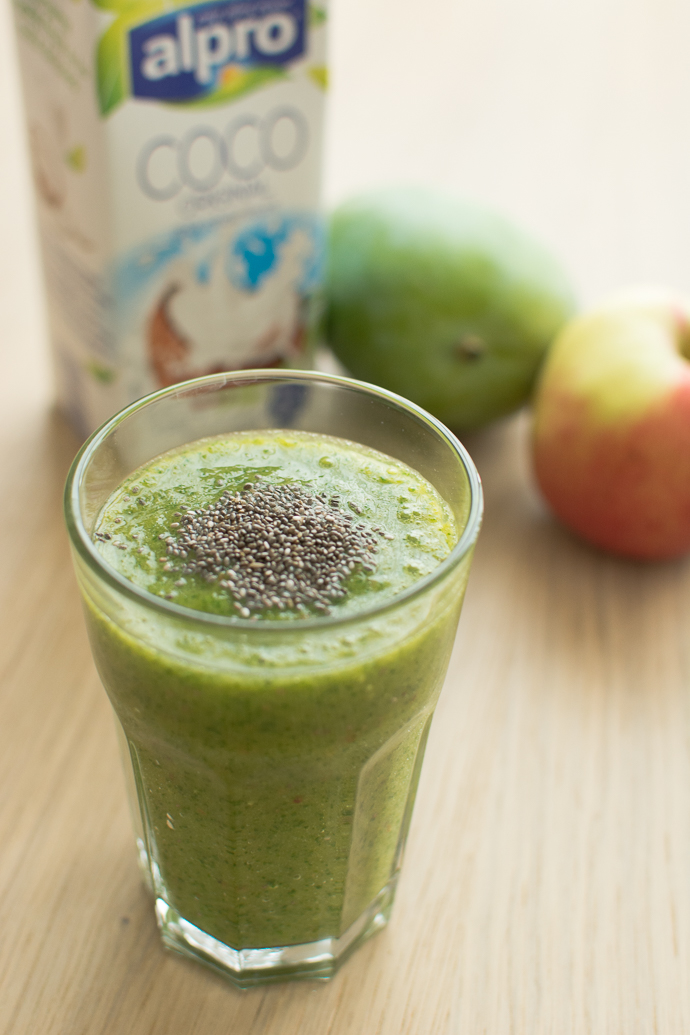 Smoothie vert à la mangue, lait de coco et kale