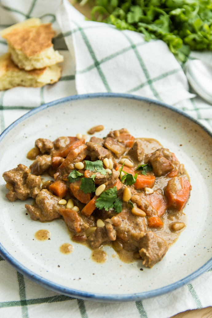 Ajoutez des pignons de pin et de la coriandre, pour pimper votre blanquette de veau