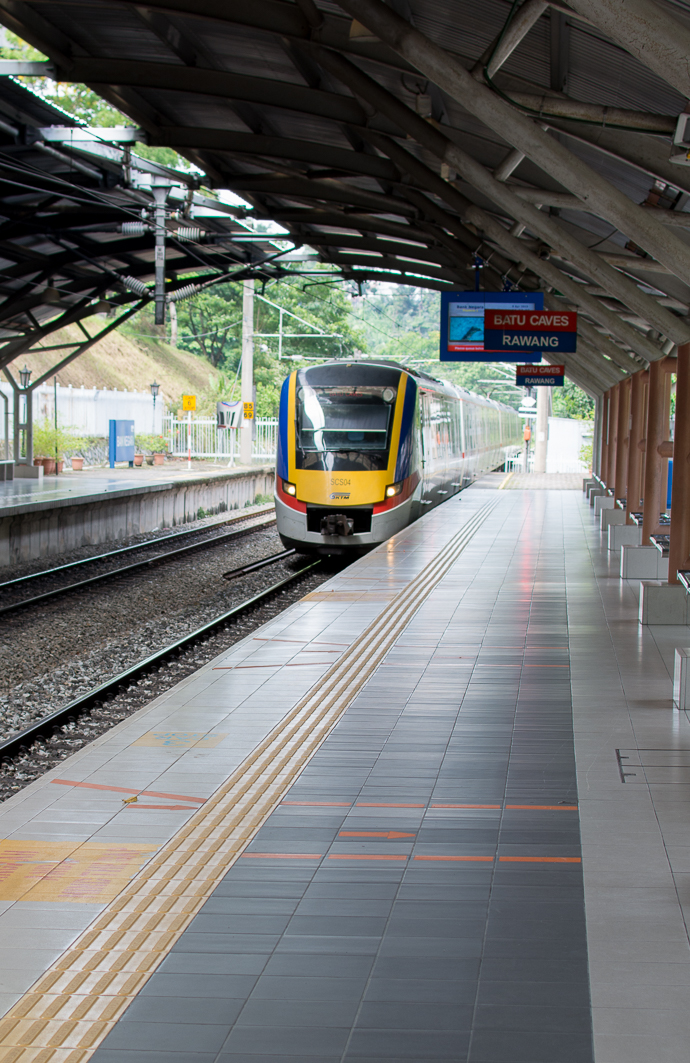 Un train entrant dans la station de Batu Caves, temple hindou le plus important hors d'Inde