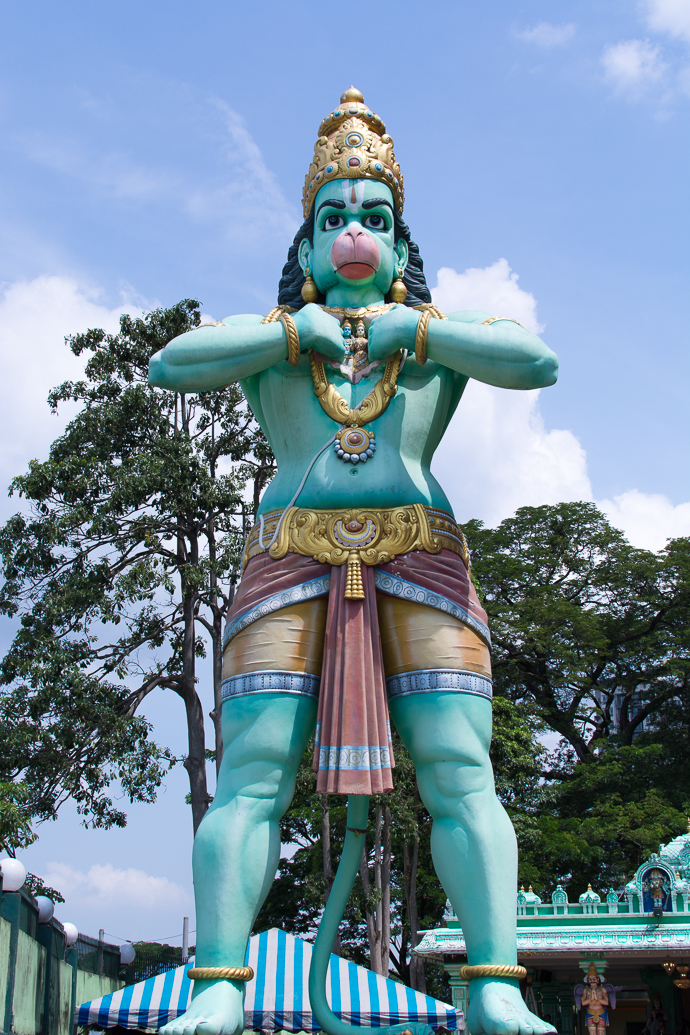 La statue d'Hanuman, serviteur de Rama, garde les grottes de Batu