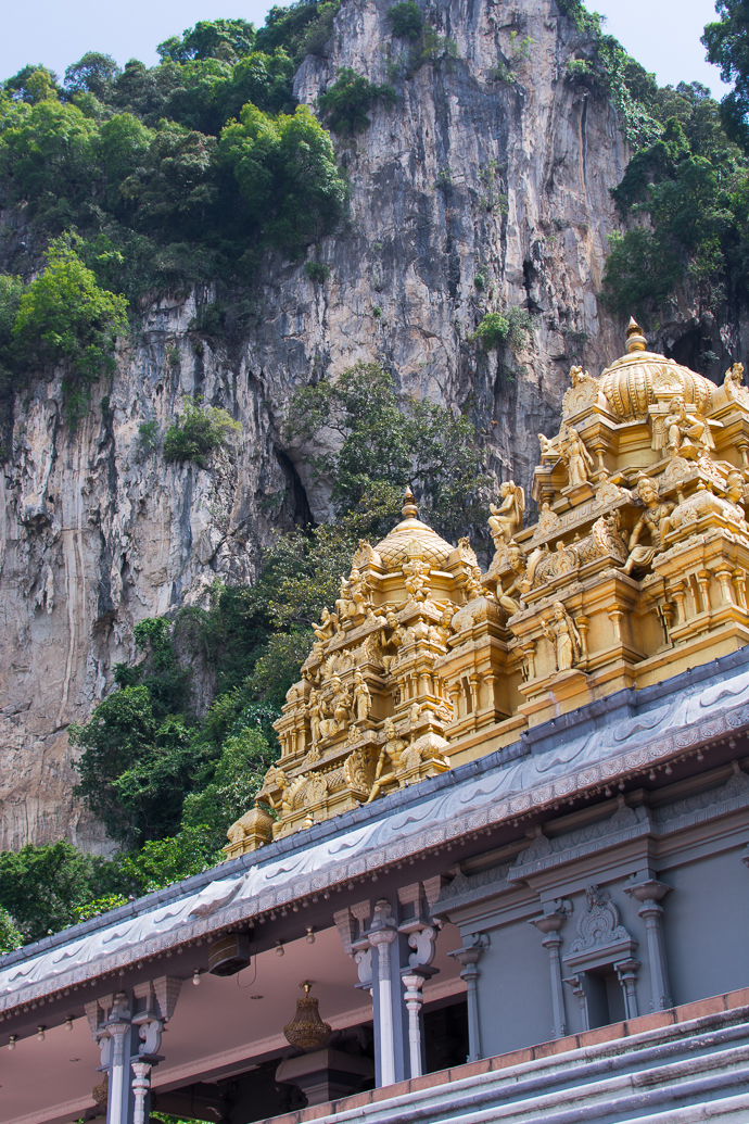 Des petits temples nous guident vers le temple principale aux grottes de Batu