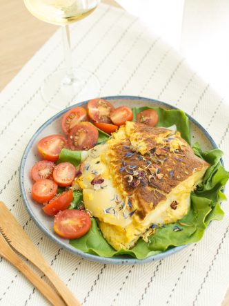 Une salade et son omelette au fromage - découvrez l'Ossau-Iraty