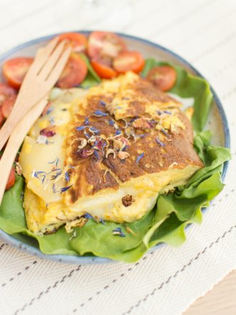 omelette au fromage Ossau-Iraty et sa salade de fleurs