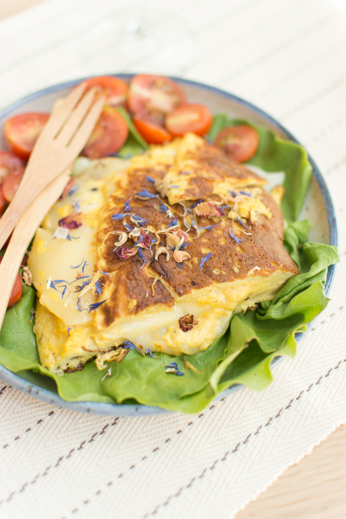 omelette au fromage Ossau-Iraty et sa salade de fleurs