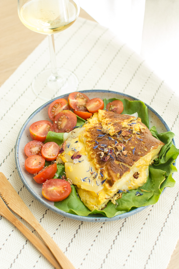 Une salade et son omelette au fromage - découvrez l'Ossau-Iraty