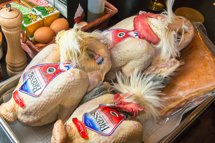 Saviez-vous que le poulet de Bresse, se vendait obligatoirement avec sa tête ?