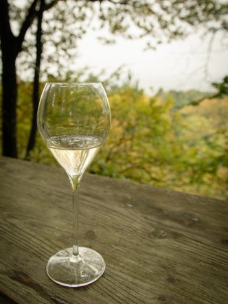 Coupe de champagne Lanson dans une cabane dans les bois