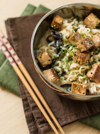 Tofu fumé au lait de coco, nouilles, shiitakés et champignons noirs