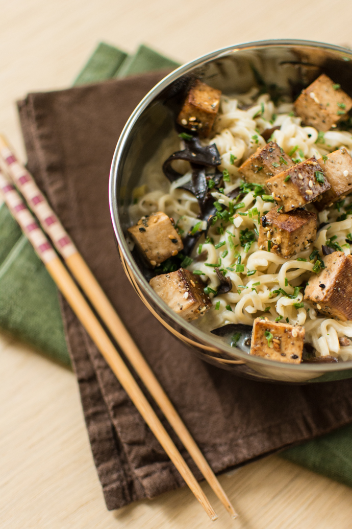 Tofu fumé au lait de coco, nouilles, shiitakés et champignons noirs