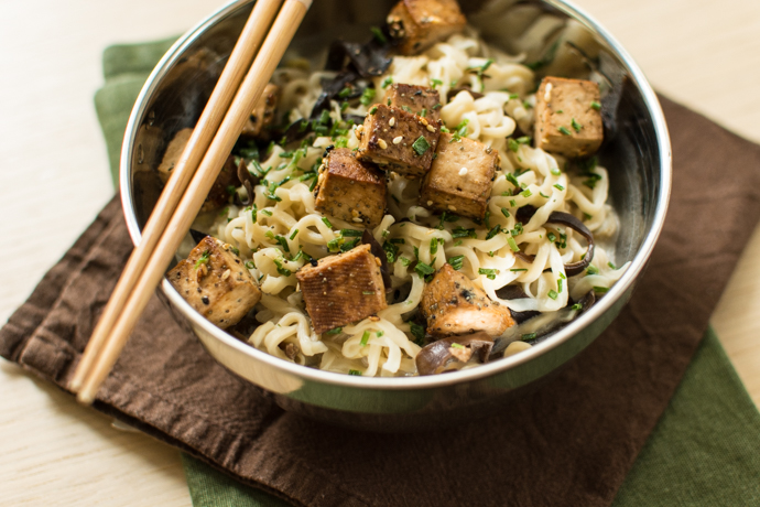 Recette facile végétarienne - Tofu fumé au lait de coco, nouilles, shiitakés et champignons noirs 