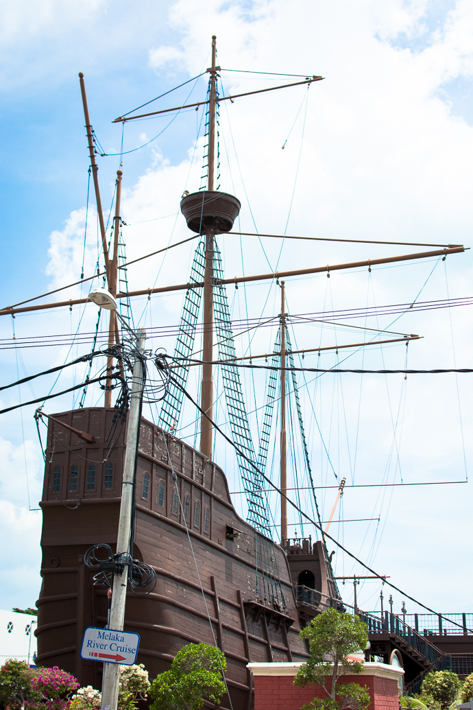 Un bateau pirate en plein coeur de la ville de Malaka, Malaisie