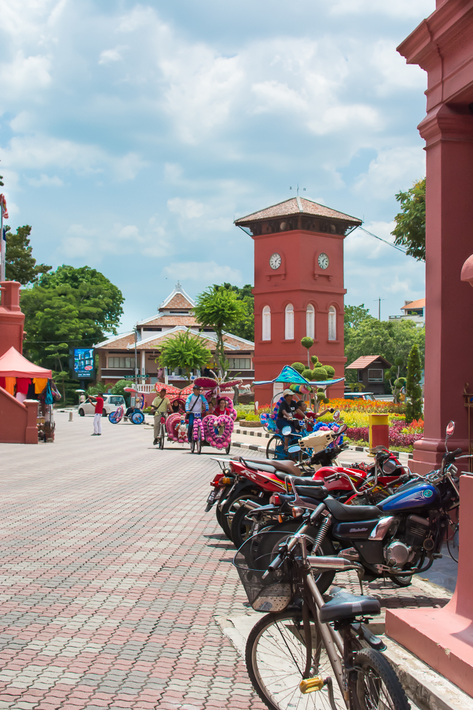 Des rickshaws kitsch vous accueillent à votre arrivée à Malaka, Malaisie