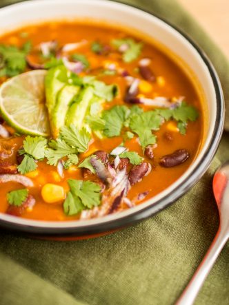 Soupe Mexicaine aux haricots rouges, avocat et mais - recette végétarienne