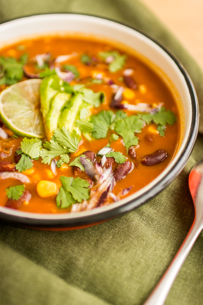 Soupe Mexicaine aux haricots rouges, avocat et mais - recette végétarienne