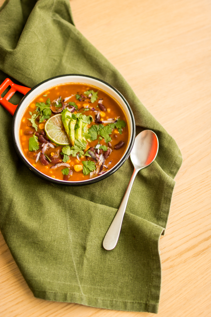 Soupe Mexicaine aux haricots rouges, avocat et mais - recette végétarienne