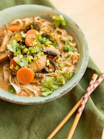 Soupe de champignons, shiitakés et nouilles de riz