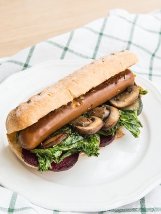 Recette végétarienne et sans gluten - Hot dog végan et sans gluten – betteraves, saucisse végétale, kale, champignons, raifort