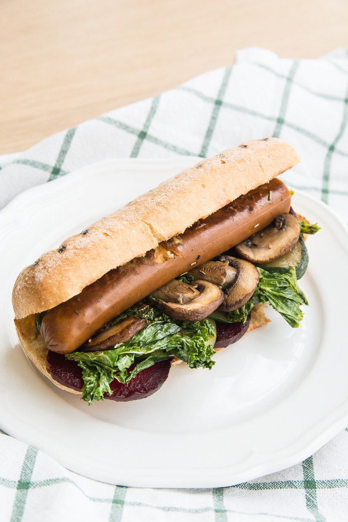 Recette végétarienne et sans gluten - Hot dog végan et sans gluten – betteraves, saucisse végétale, kale, champignons, raifort