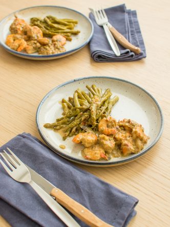 crevettes sautées et asperges au lait de coco épicé à la sauce Sriracha