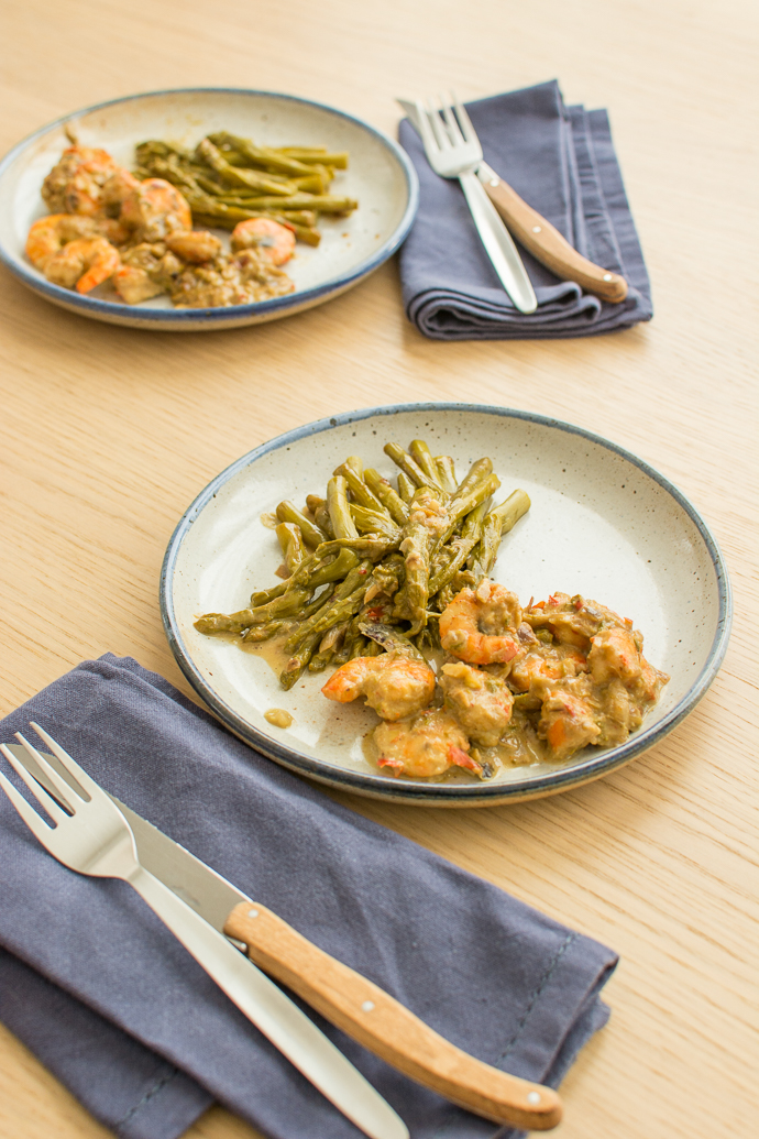 crevettes sautées et asperges au lait de coco épicé à la sauce Sriracha