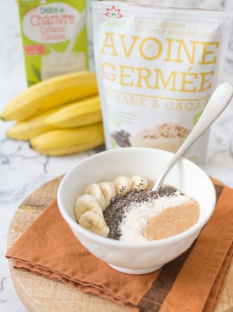 Bol de petit-déjeuner complet, beurre d'amandes, graines de chia, bananes