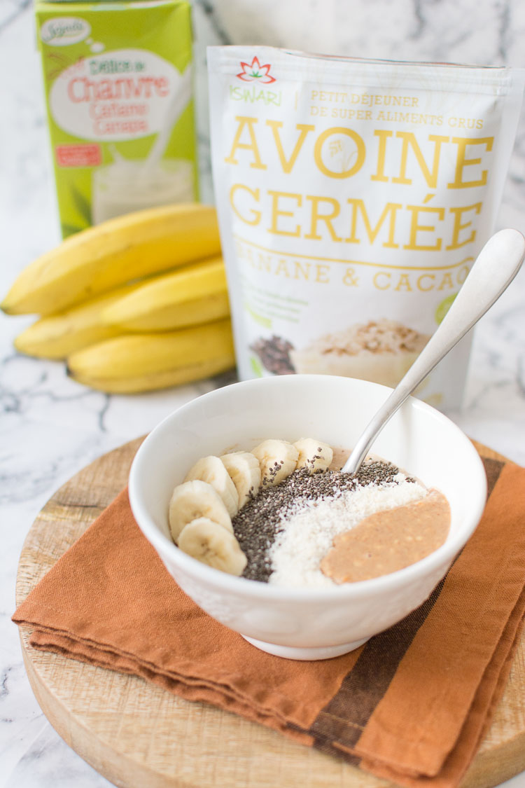 Bol de petit-déjeuner complet, beurre d'amandes, graines de chia, bananes