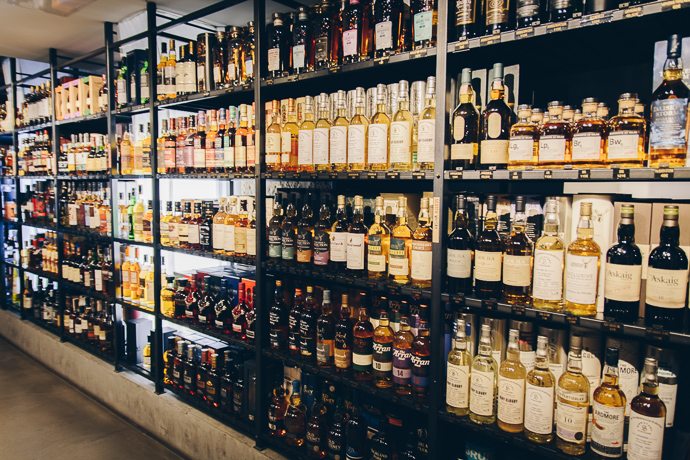 Cave d'alcools et liqueurs de la Maison du Whisky Paris