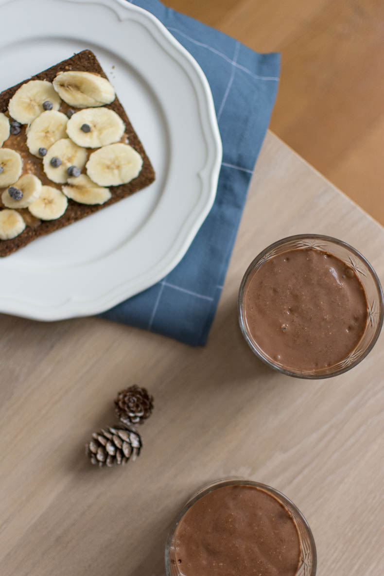 petit-dejeuner-healthy-fait-maison-chocolat-banane-smoothie