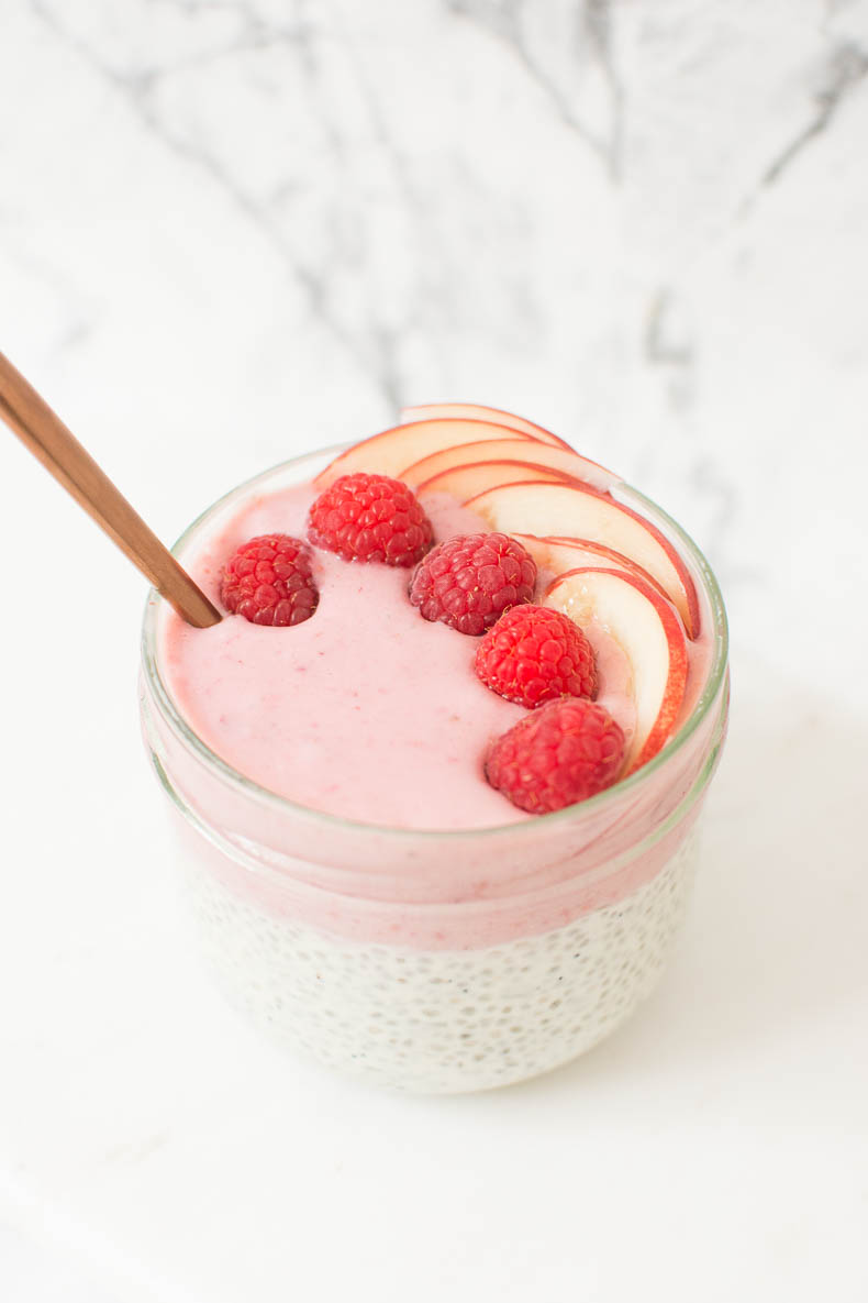 Un encas ou un petit-déjeuner sain à base de chia, riche en oméga 3, bon pour la mémoire, les cheveux et les ongles