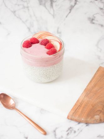 Parfait de chia au lait de coco, framboises et nectarines