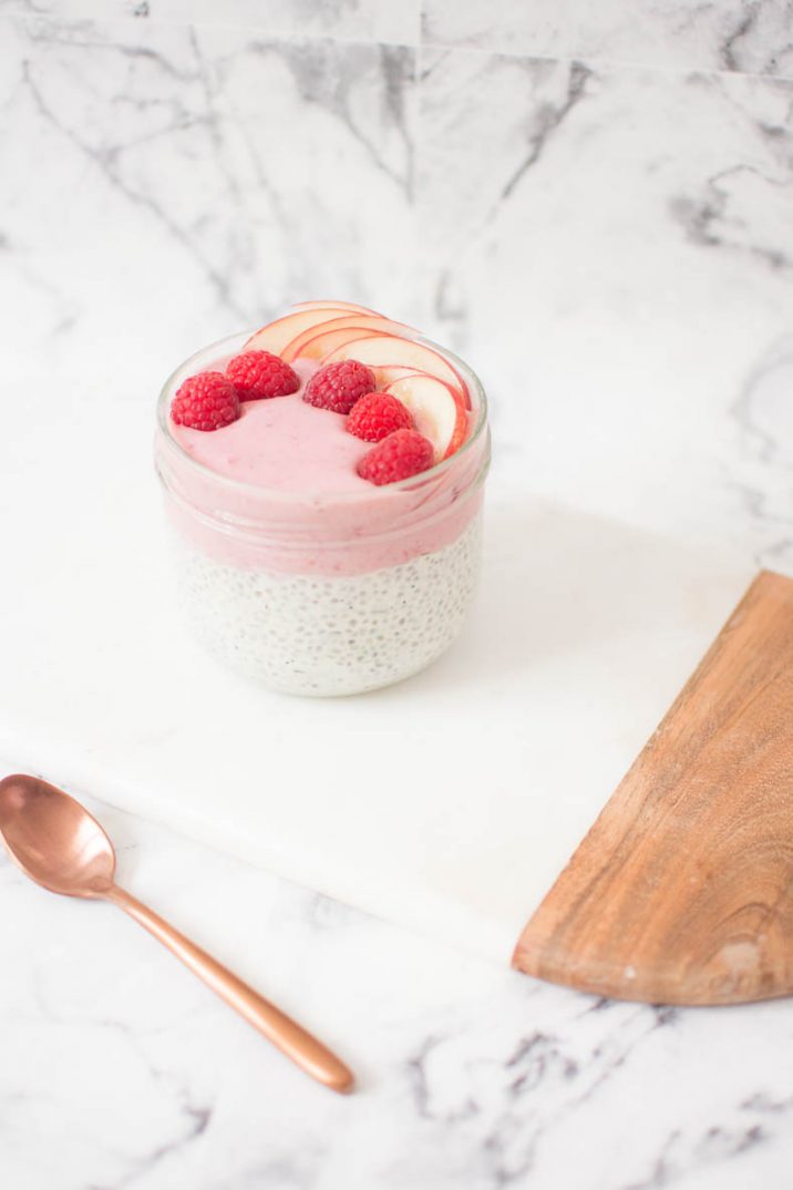 Parfait de chia au lait de coco, framboises et nectarines