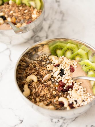 Petit déjeuner healthy et fruité - bol de smoothie avec granola maison, cranberries, quinoa soufflé et kiwi