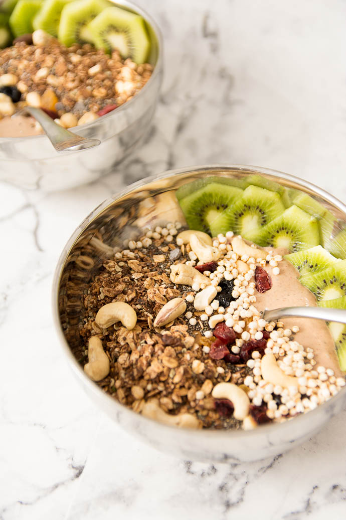 Petit déjeuner healthy et fruité - bol de smoothie avec granola maison, cranberries, quinoa soufflé et kiwi