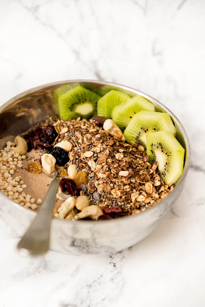 Recette de smoothie bowl accompagné de son granola maison et de fruits frais