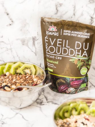 Petit déjeuner cru et fait maison - smoothie bowl au cacao cru et kiwi