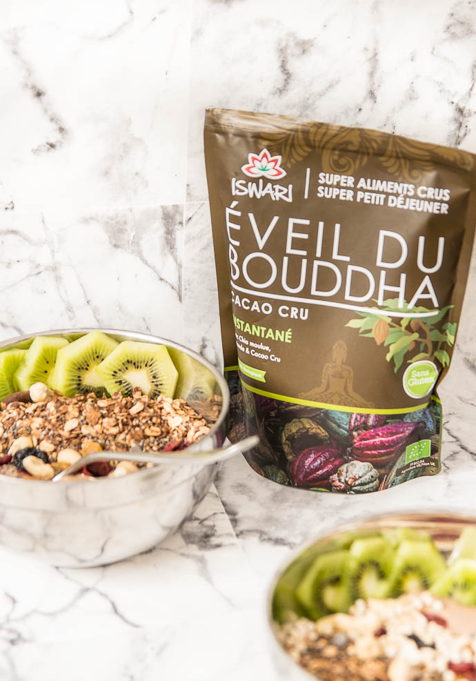 Petit déjeuner cru et fait maison - smoothie bowl au cacao cru et kiwi