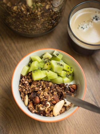Recette de granola au cacao, chanvre et noisettes - recette de petit-déjeuner sans lactose