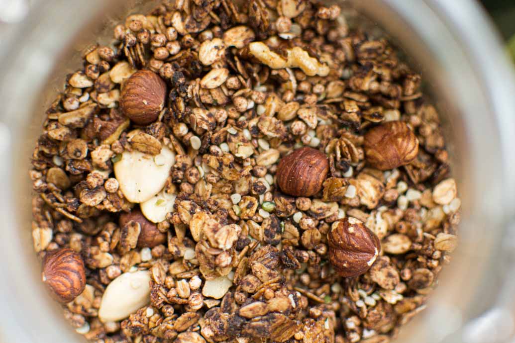 Recette de granola au cacao, chanvre et noisettes - recette de petit-déjeuner