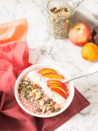 Idée de petit déjeuner sain et vegan - smoothie bowl glacé aux fruits d'été